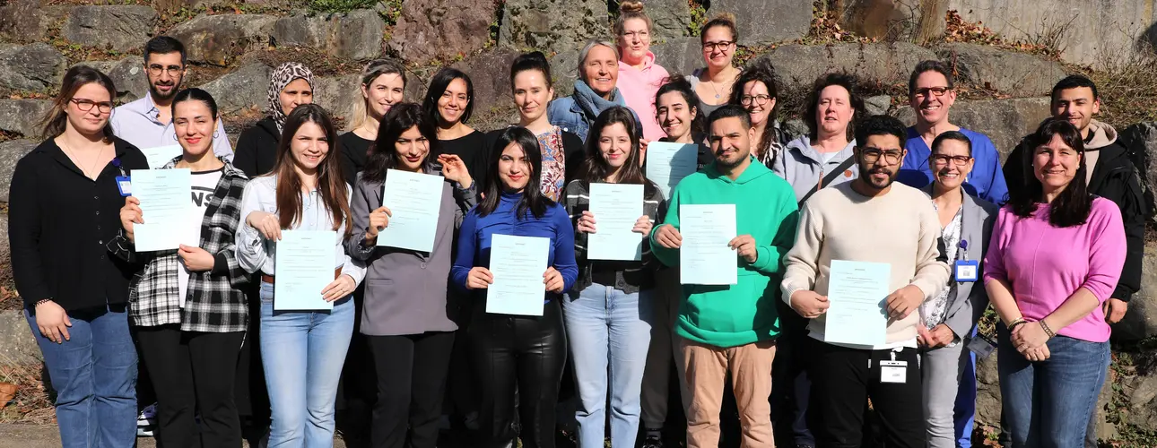 Gruppenfoto der neuen Anerkennungspraktikant;innen am Städtischen Klinikum Solingen Internationale Pflegekräfte werden intensiv für ihren Einsatz in Deutschland geschult.