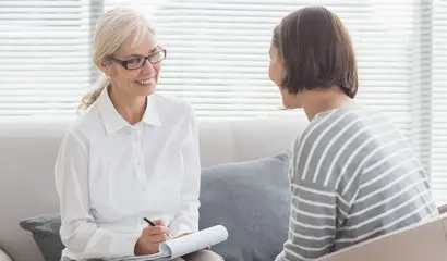 Zwei Frauen sprechen miteinander