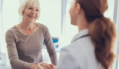 Patientin bedankt sich bei Ärztin