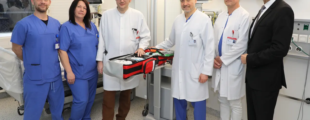 Gruppenfoto zur erfolgreichen Zertifizierung als überregionale Stroke Unit zur Versorgung nach einem Schlaganfall. Gruppenfoto auf der Stroke Unit, die als überregionale Versorgungseinheit bei Schlaganfall zertifiziert wurde.