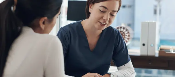 Ärztin unterhält sich mit einer Patientin